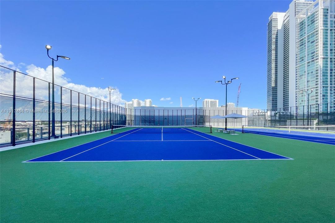 Под контрактом: $9,000 (3 спален, 4 ванн, 2204 Квадратных фут)