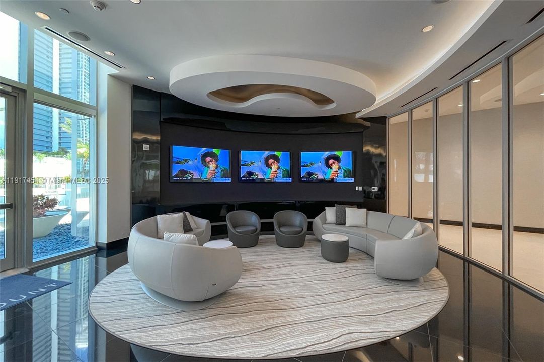 Под контрактом: $9,000 (3 спален, 4 ванн, 2204 Квадратных фут)