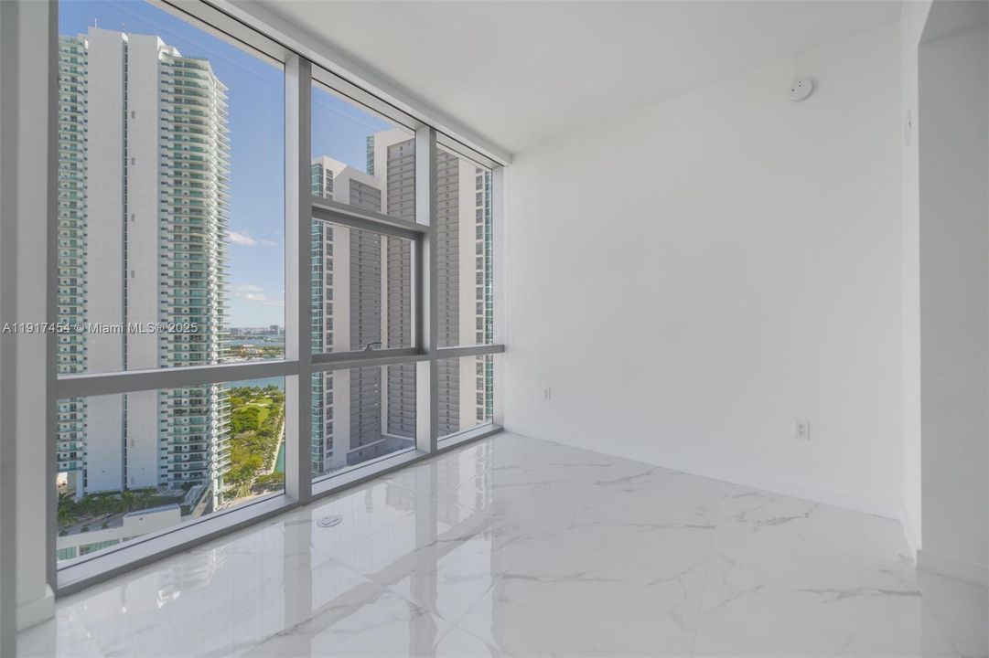 Под контрактом: $9,000 (3 спален, 4 ванн, 2204 Квадратных фут)