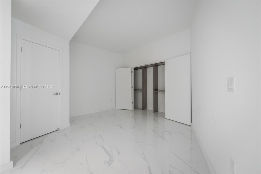 Под контрактом: $9,000 (3 спален, 4 ванн, 2204 Квадратных фут)