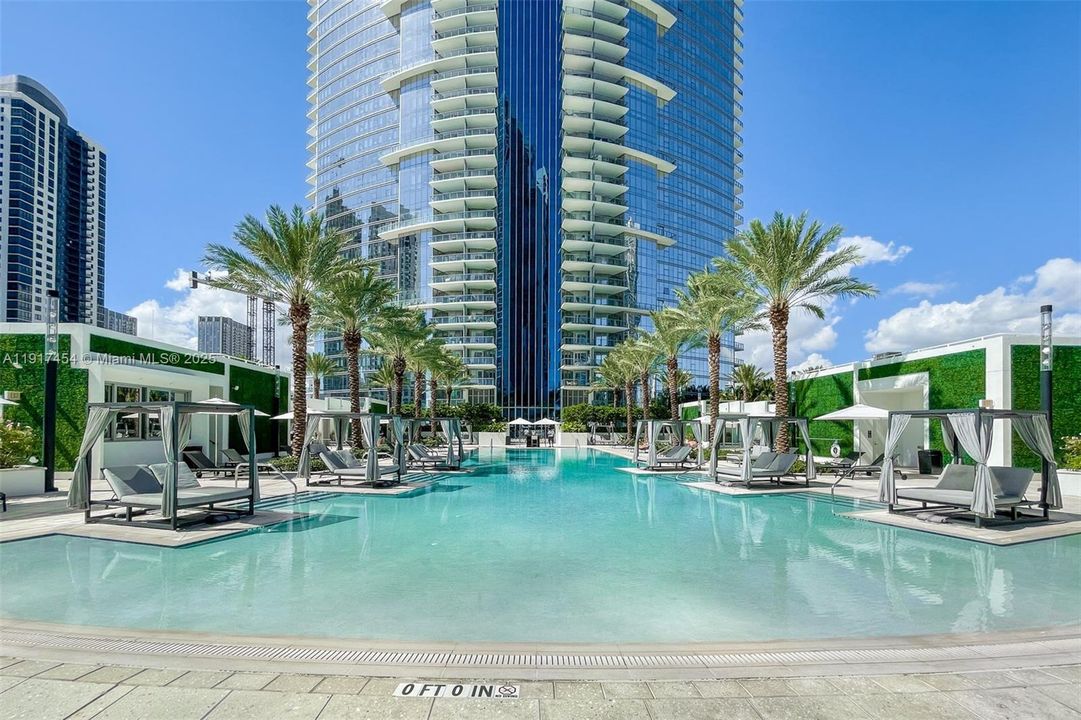 Под контрактом: $9,000 (3 спален, 4 ванн, 2204 Квадратных фут)