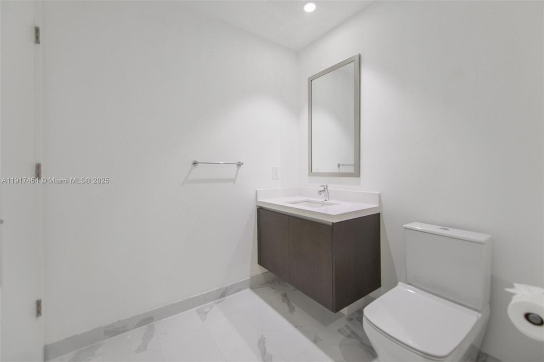 Под контрактом: $9,000 (3 спален, 4 ванн, 2204 Квадратных фут)