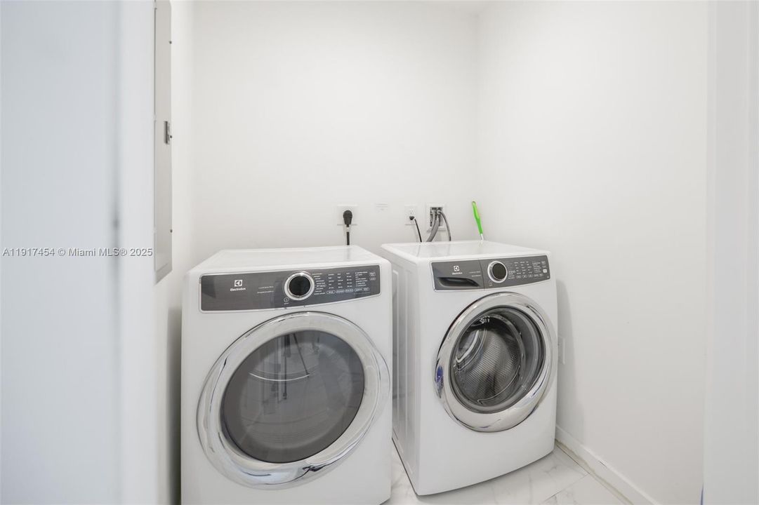 Под контрактом: $9,000 (3 спален, 4 ванн, 2204 Квадратных фут)