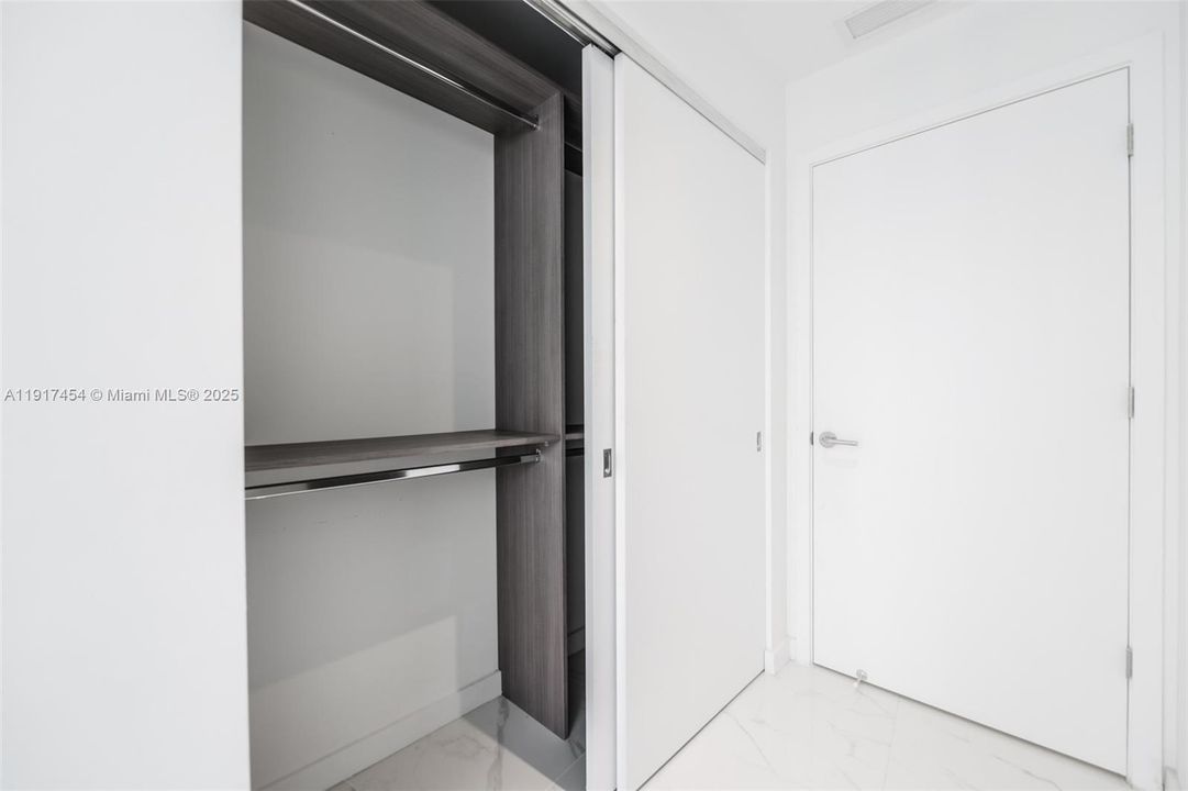 Под контрактом: $9,000 (3 спален, 4 ванн, 2204 Квадратных фут)