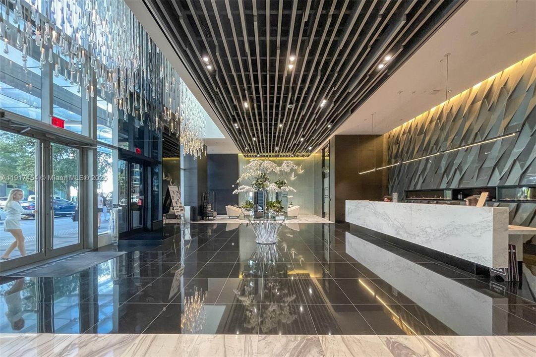 Под контрактом: $9,000 (3 спален, 4 ванн, 2204 Квадратных фут)