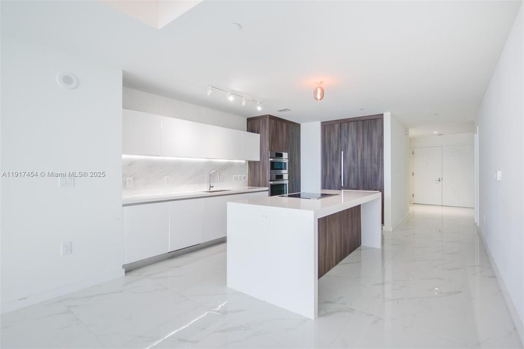 Под контрактом: $9,000 (3 спален, 4 ванн, 2204 Квадратных фут)