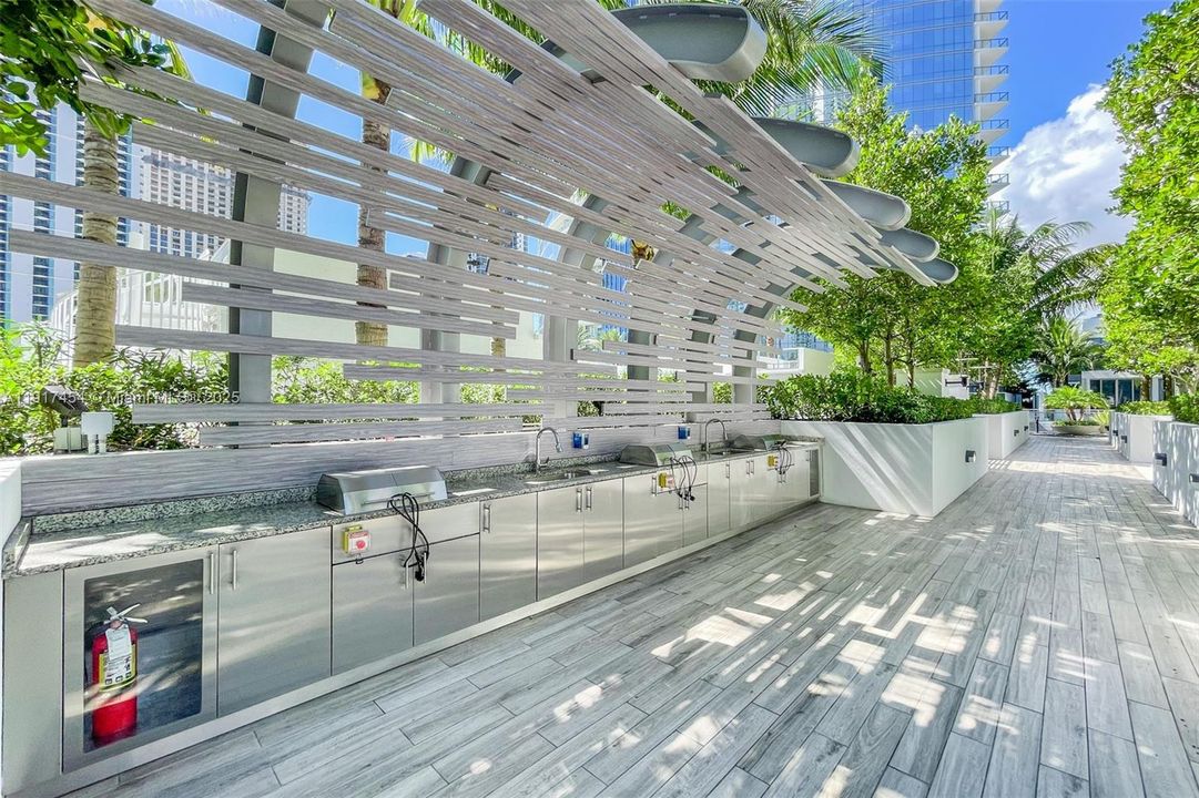 Под контрактом: $9,000 (3 спален, 4 ванн, 2204 Квадратных фут)