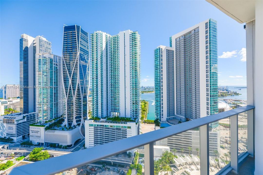 Под контрактом: $9,000 (3 спален, 4 ванн, 2204 Квадратных фут)