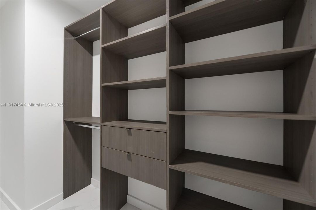 Под контрактом: $9,000 (3 спален, 4 ванн, 2204 Квадратных фут)