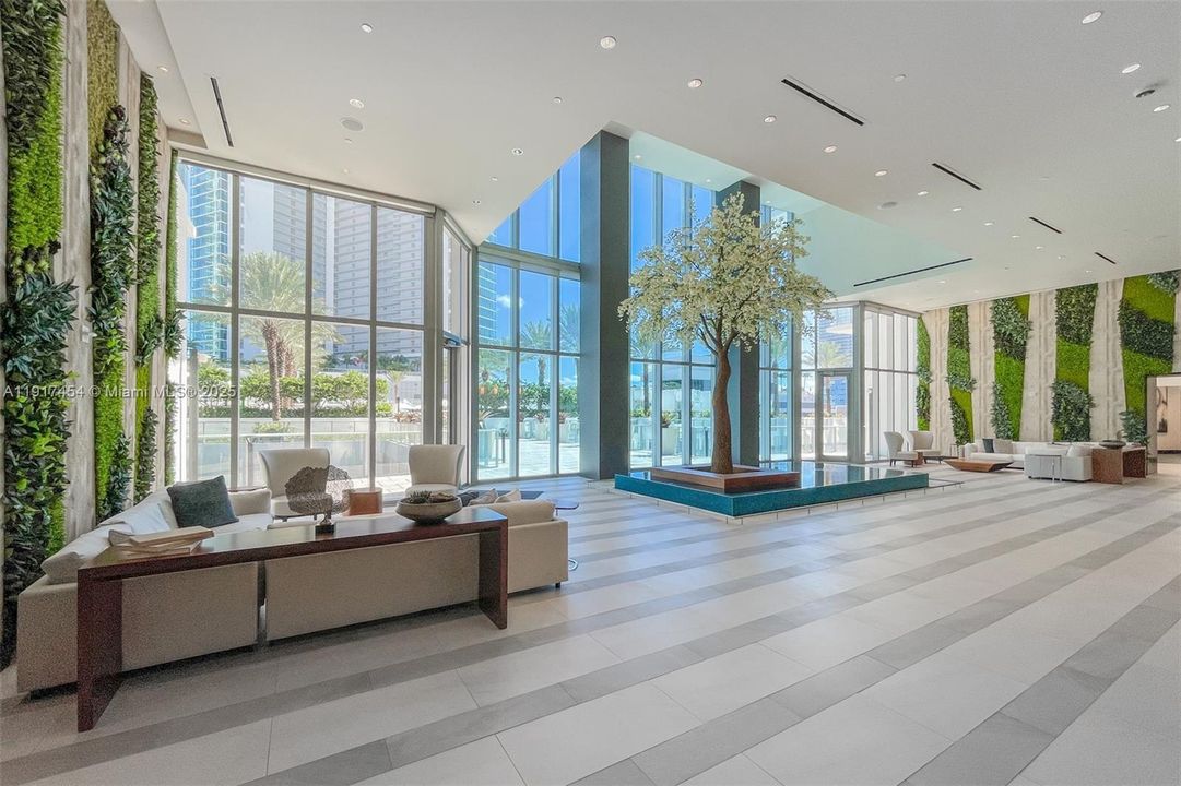 Под контрактом: $9,000 (3 спален, 4 ванн, 2204 Квадратных фут)