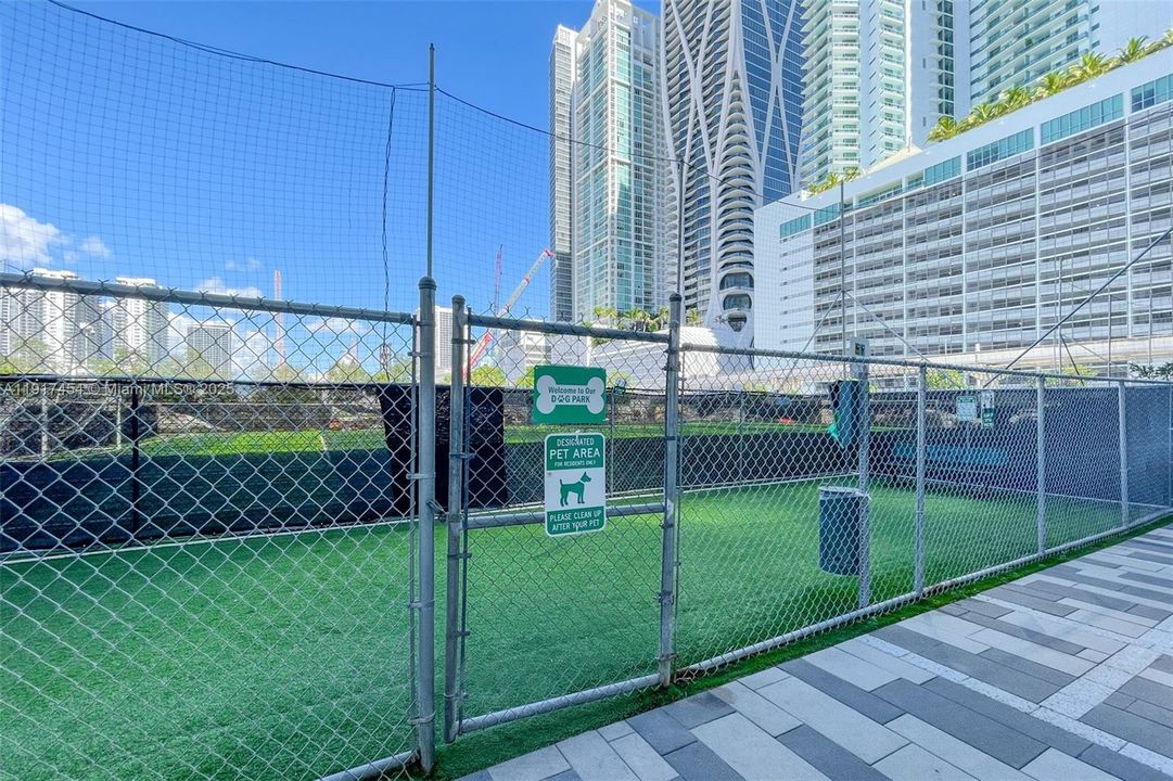 Под контрактом: $9,000 (3 спален, 4 ванн, 2204 Квадратных фут)