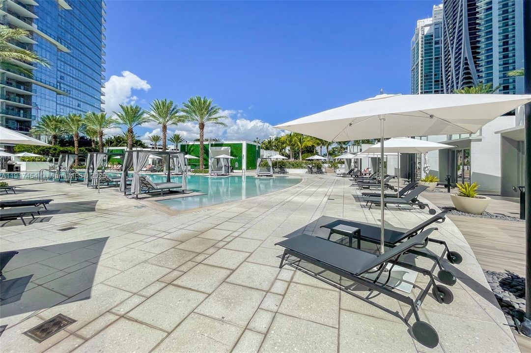 Под контрактом: $9,000 (3 спален, 4 ванн, 2204 Квадратных фут)