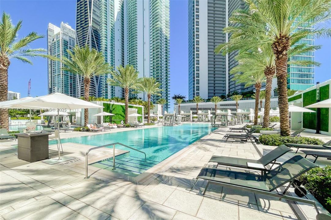 Под контрактом: $9,000 (3 спален, 4 ванн, 2204 Квадратных фут)