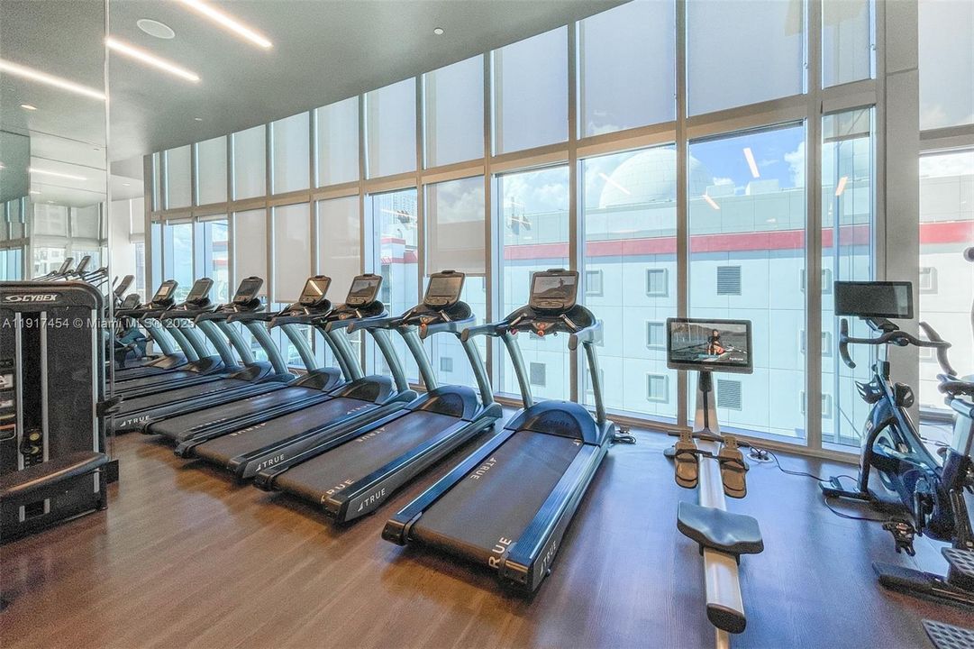 Под контрактом: $9,000 (3 спален, 4 ванн, 2204 Квадратных фут)