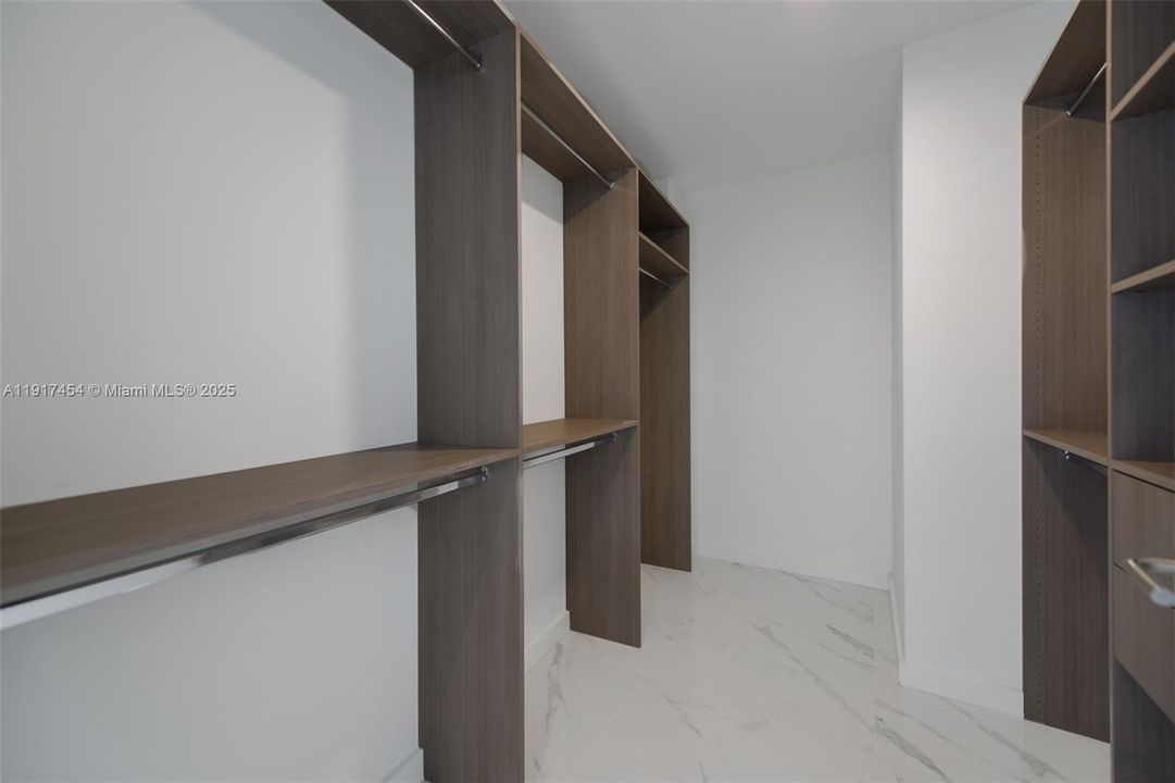 Под контрактом: $9,000 (3 спален, 4 ванн, 2204 Квадратных фут)