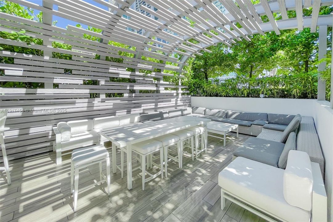 Под контрактом: $9,000 (3 спален, 4 ванн, 2204 Квадратных фут)