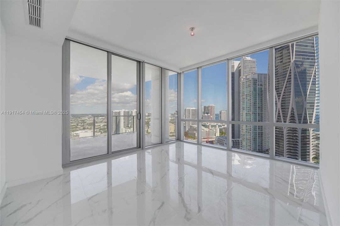 Под контрактом: $9,000 (3 спален, 4 ванн, 2204 Квадратных фут)