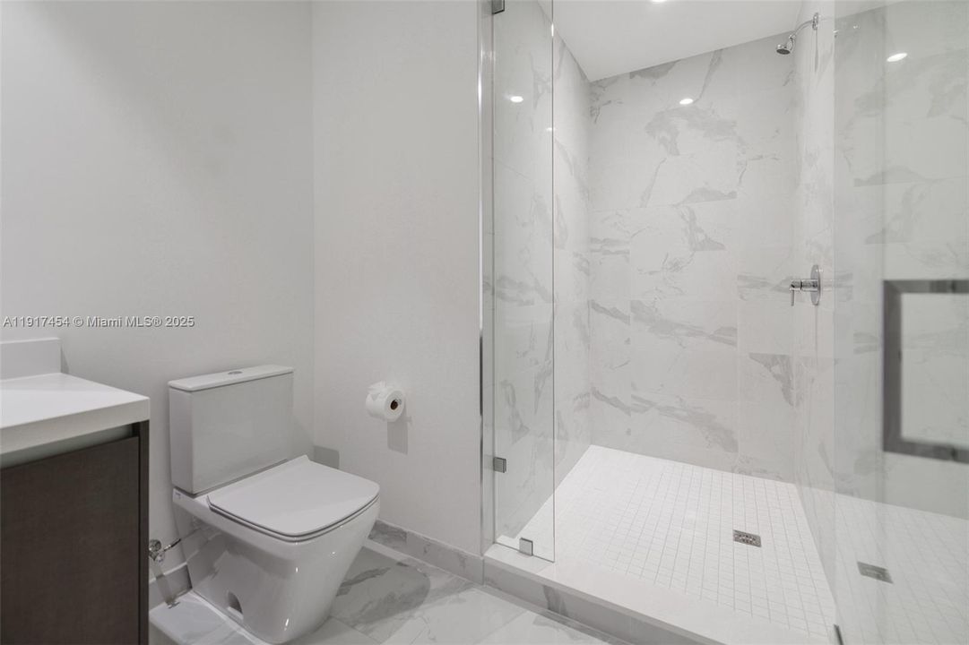 Под контрактом: $9,000 (3 спален, 4 ванн, 2204 Квадратных фут)