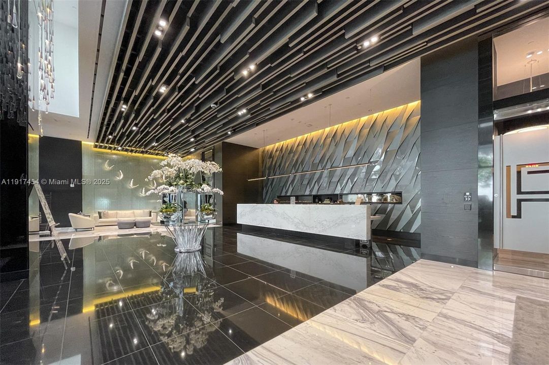 Под контрактом: $9,000 (3 спален, 4 ванн, 2204 Квадратных фут)