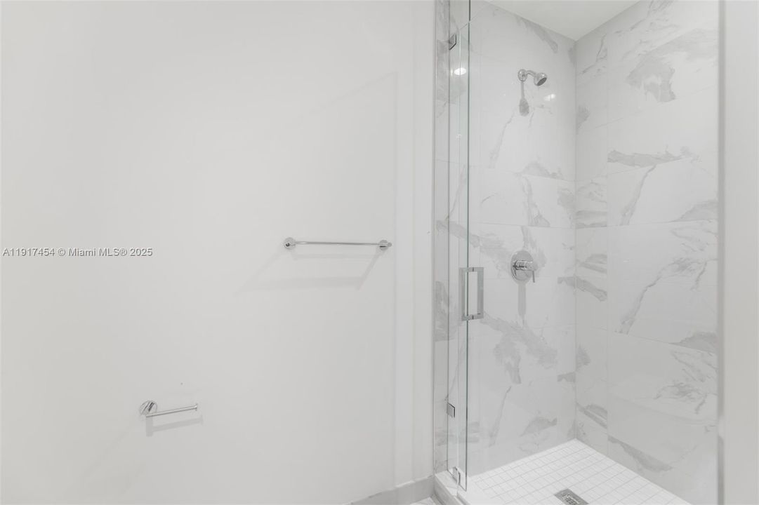 Под контрактом: $9,000 (3 спален, 4 ванн, 2204 Квадратных фут)