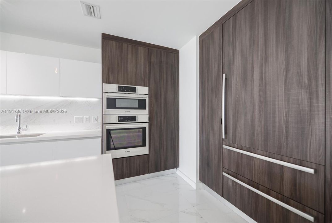 Под контрактом: $9,000 (3 спален, 4 ванн, 2204 Квадратных фут)