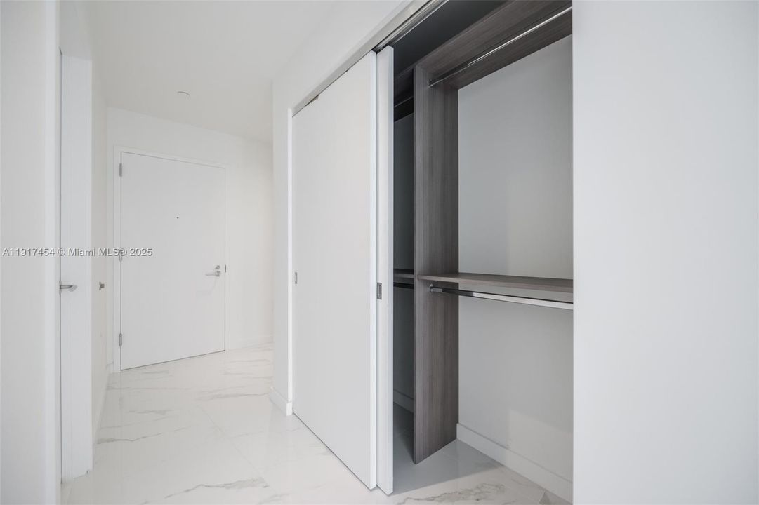 Под контрактом: $9,000 (3 спален, 4 ванн, 2204 Квадратных фут)