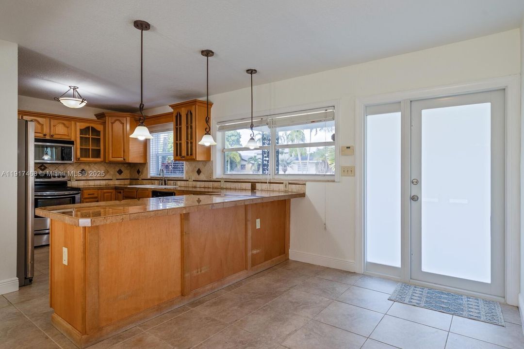 待售: $569,900 (4 贝兹, 3 浴室, 1820 平方英尺)