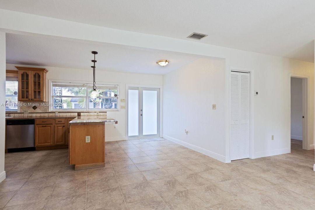 待售: $569,900 (4 贝兹, 3 浴室, 1820 平方英尺)