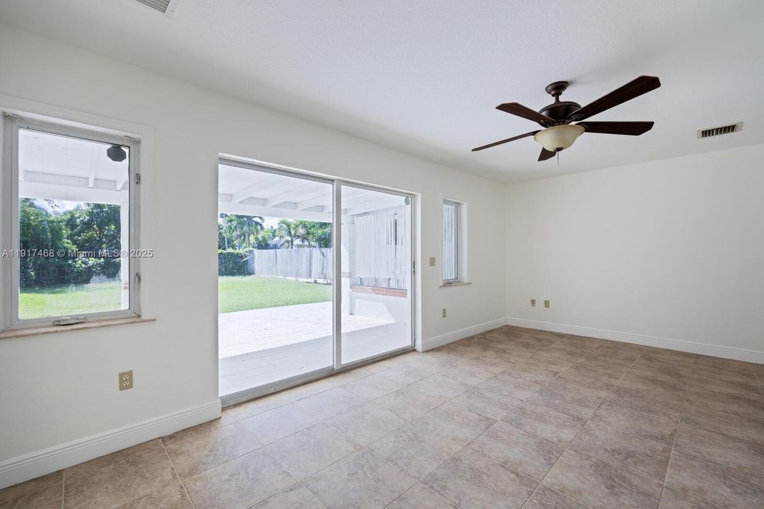 待售: $569,900 (4 贝兹, 3 浴室, 1820 平方英尺)