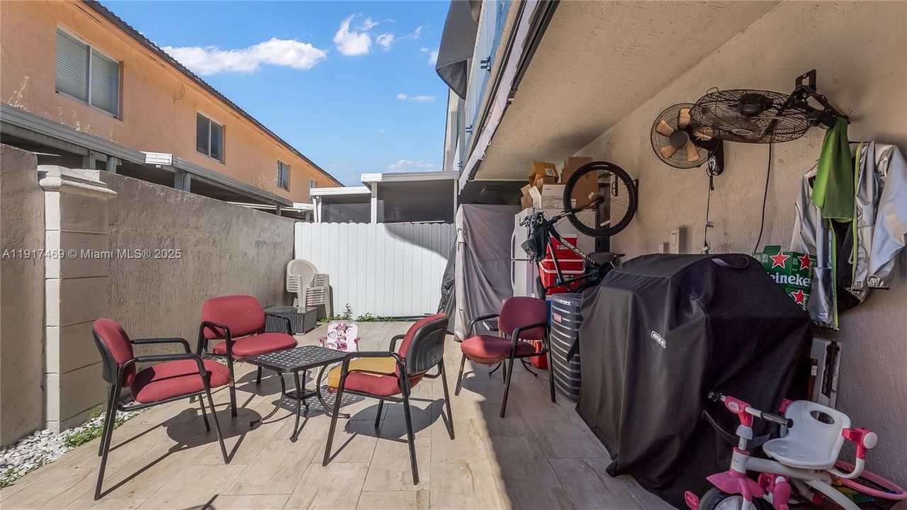 出租: $2,600 (3 贝兹, 2 浴室, 1150 平方英尺)