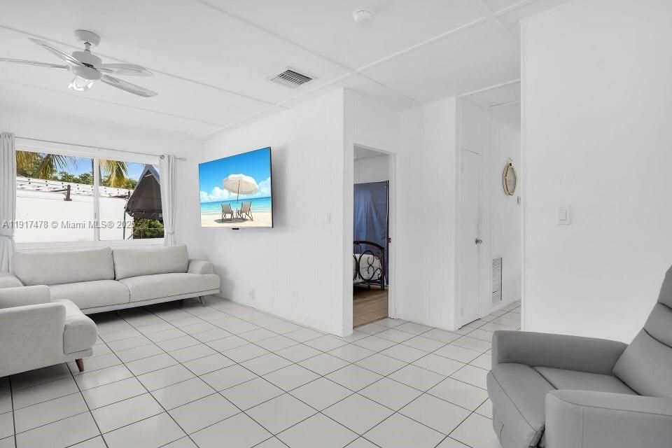 Недавно продано: $598,000 (3 спален, 2 ванн, 1136 Квадратных фут)