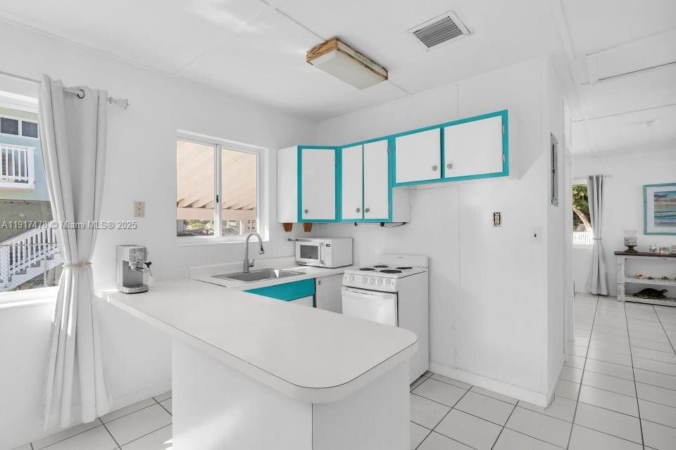 Недавно продано: $598,000 (3 спален, 2 ванн, 1136 Квадратных фут)