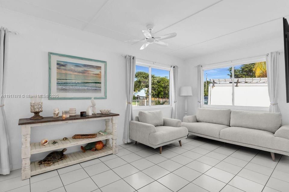 Недавно продано: $598,000 (3 спален, 2 ванн, 1136 Квадратных фут)