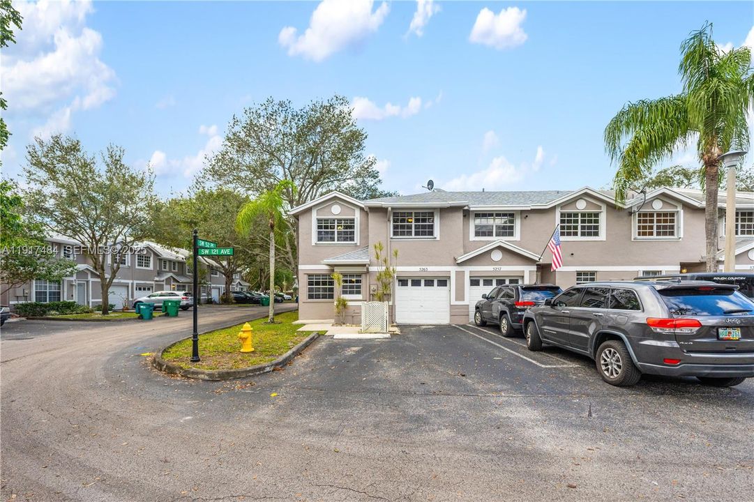 For Rent: $3,200 (3 beds, 2 baths, 1488 Square Feet)