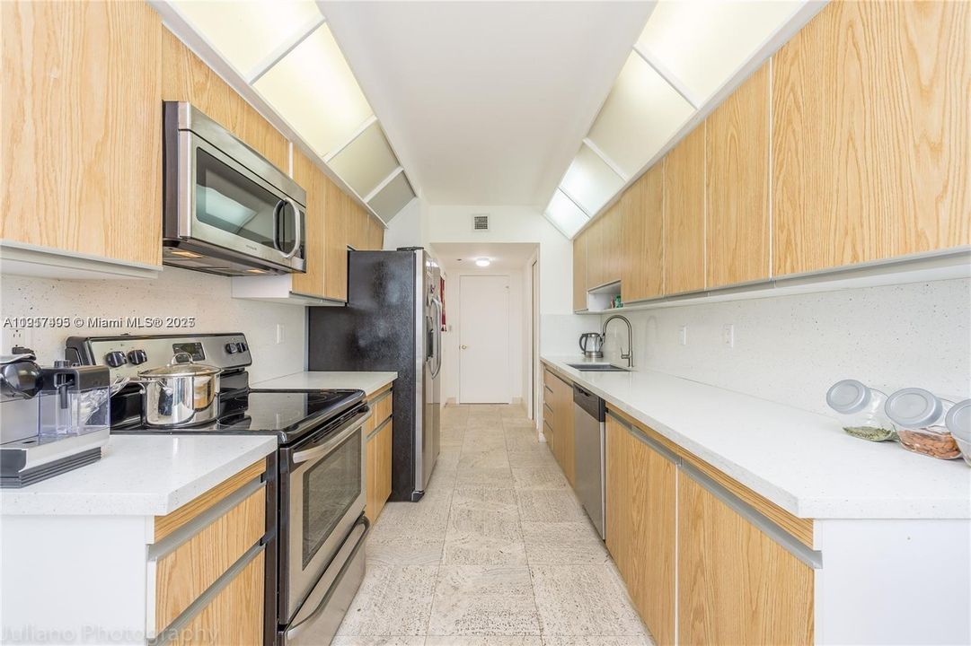 For Sale: $596,000 (2 beds, 2 baths, 1825 Square Feet)