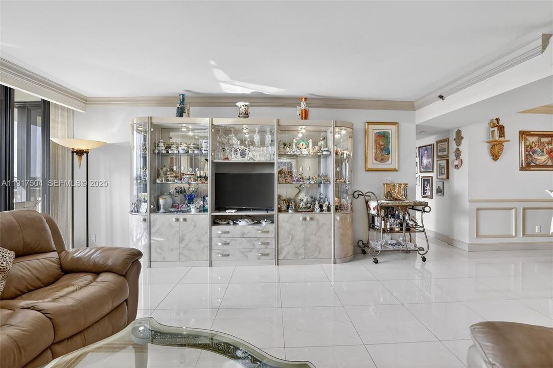 For Sale: $599,000 (3 beds, 2 baths, 1900 Square Feet)