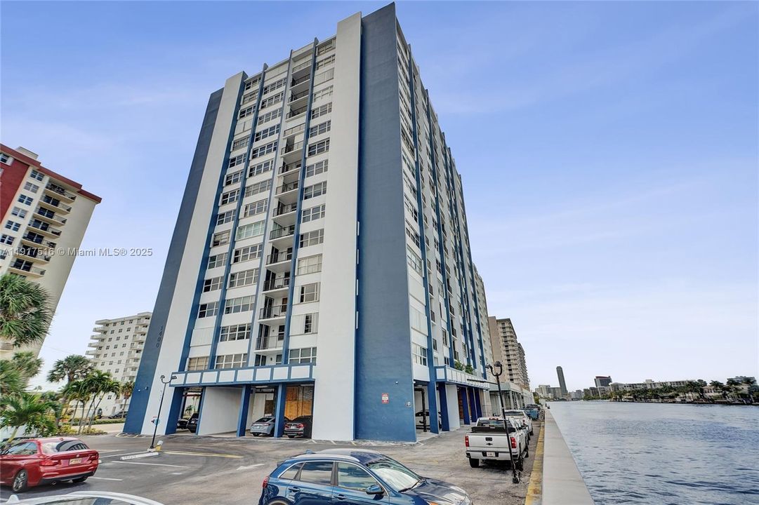 Active With Contract: $350,000 (2 beds, 2 baths, 1252 Square Feet)