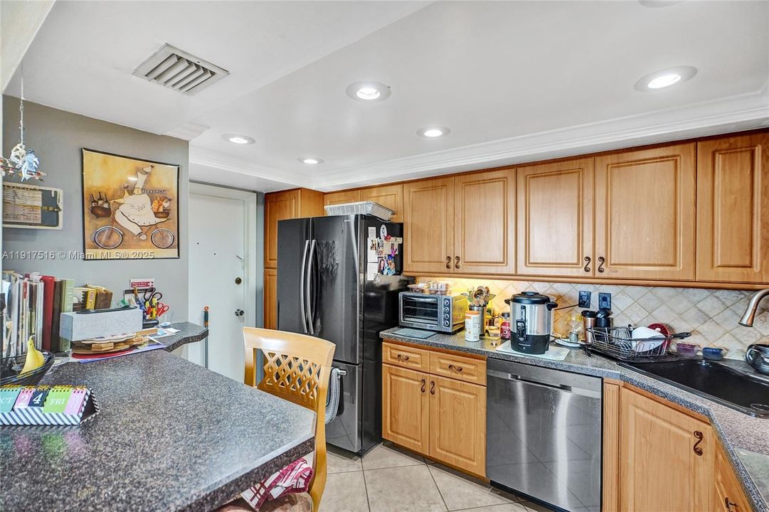 Active With Contract: $350,000 (2 beds, 2 baths, 1252 Square Feet)