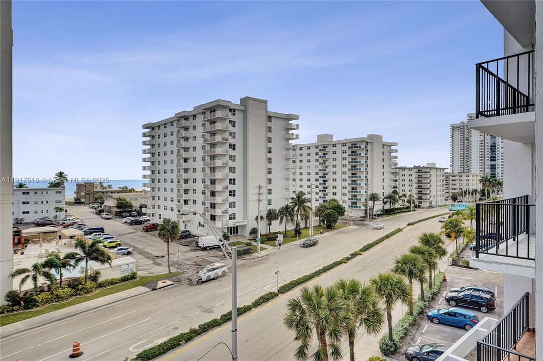 Active With Contract: $350,000 (2 beds, 2 baths, 1252 Square Feet)