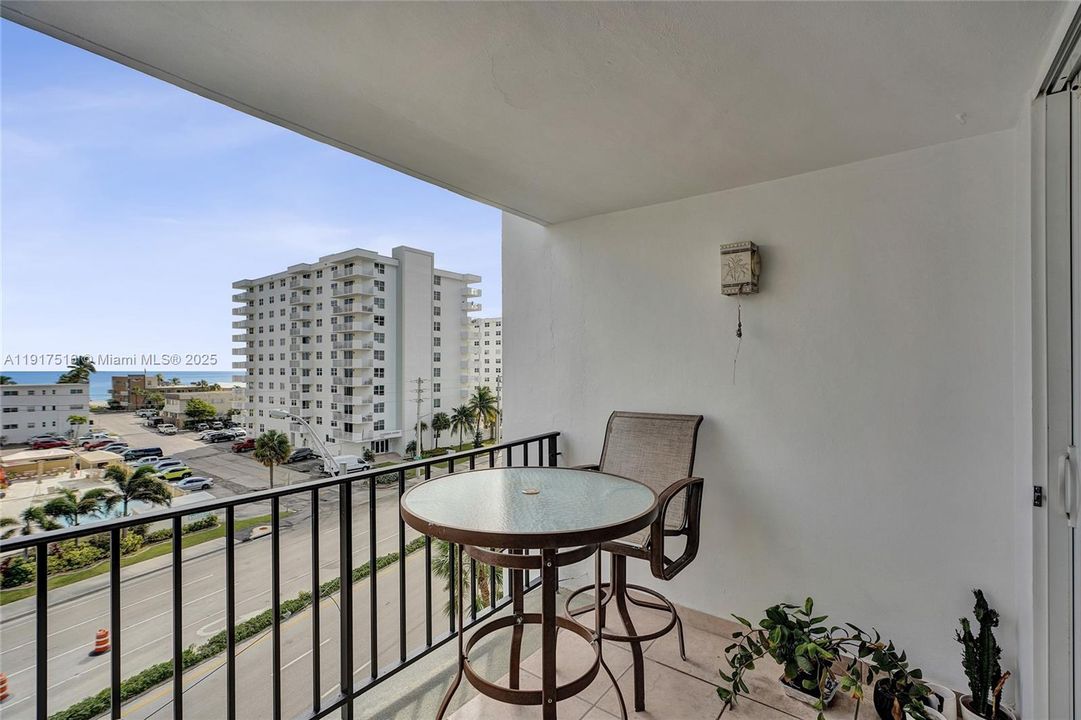 Active With Contract: $350,000 (2 beds, 2 baths, 1252 Square Feet)
