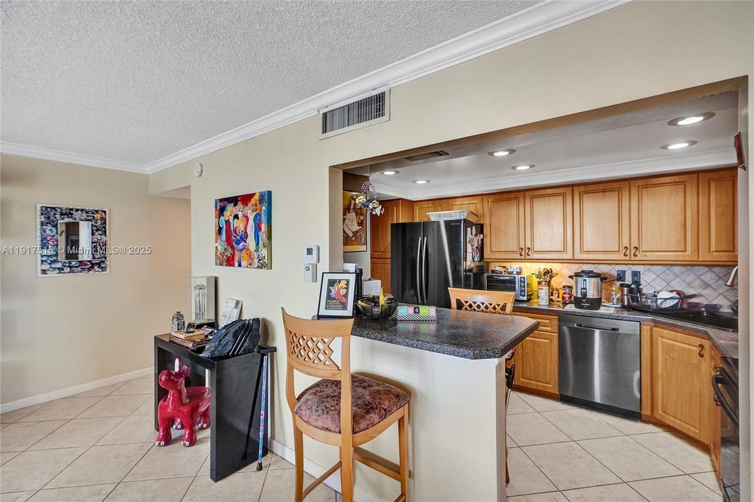 Active With Contract: $350,000 (2 beds, 2 baths, 1252 Square Feet)