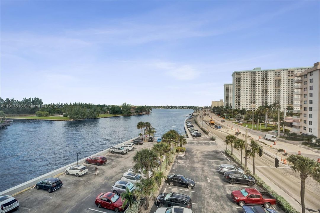 Active With Contract: $350,000 (2 beds, 2 baths, 1252 Square Feet)