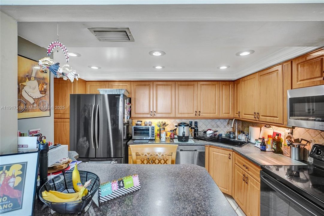 Active With Contract: $350,000 (2 beds, 2 baths, 1252 Square Feet)