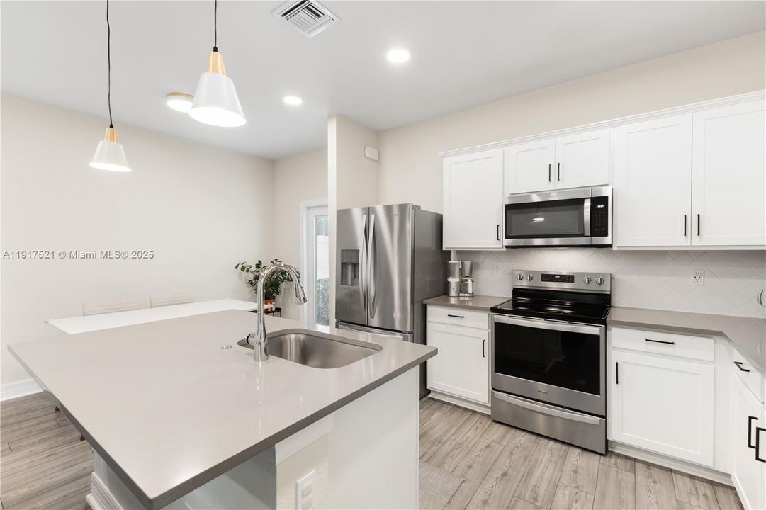 Kitchen island / Counter