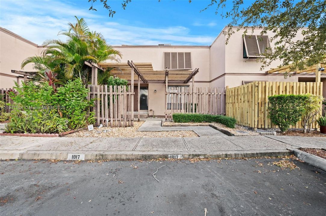 For Rent: $3,250 (3 beds, 2 baths, 1360 Square Feet)