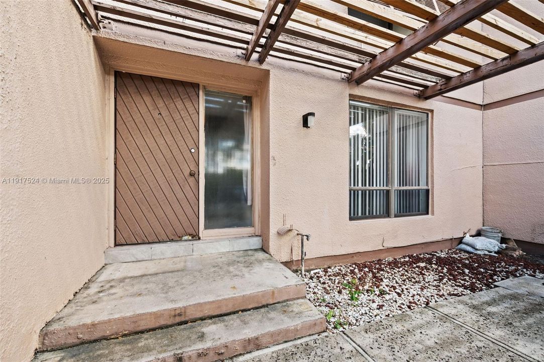 For Rent: $3,250 (3 beds, 2 baths, 1360 Square Feet)