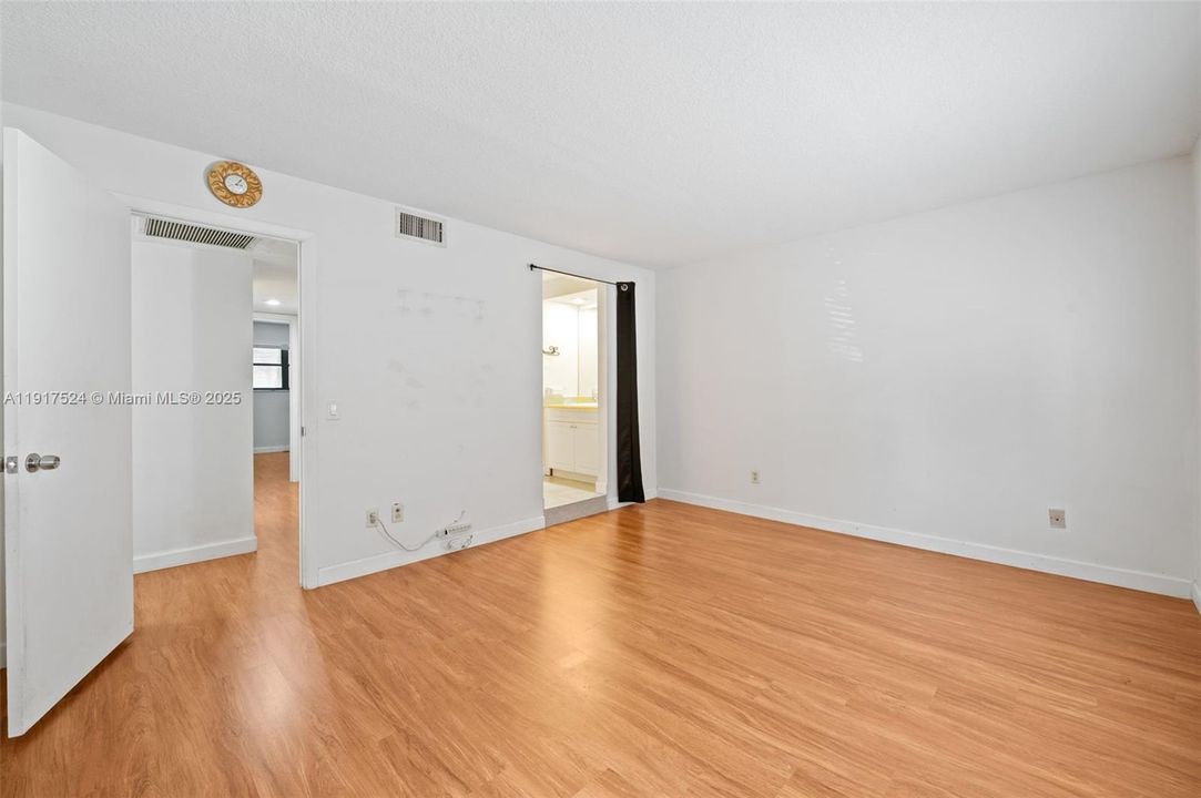 For Rent: $3,250 (3 beds, 2 baths, 1360 Square Feet)