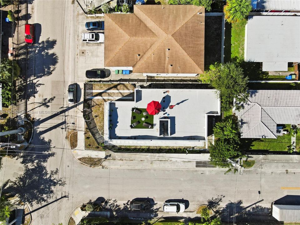 ROOFTOP PATIO (1,000 sq ft for each unit)