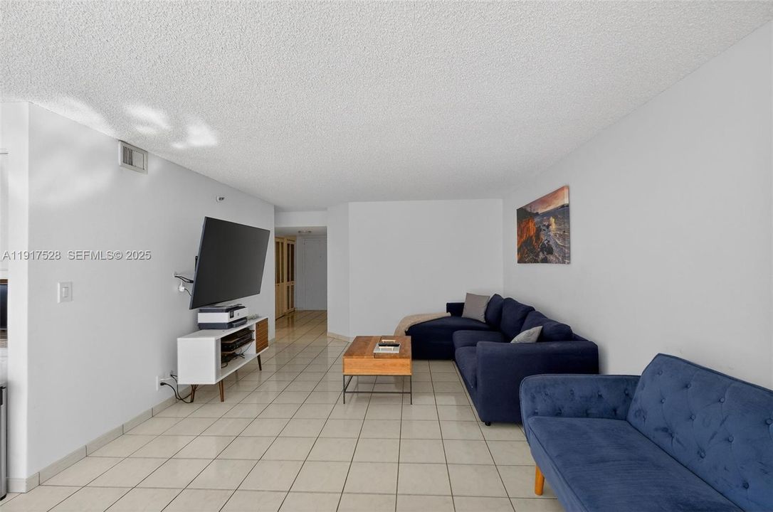 Recently Rented: $3,900 (2 beds, 2 baths, 1368 Square Feet)