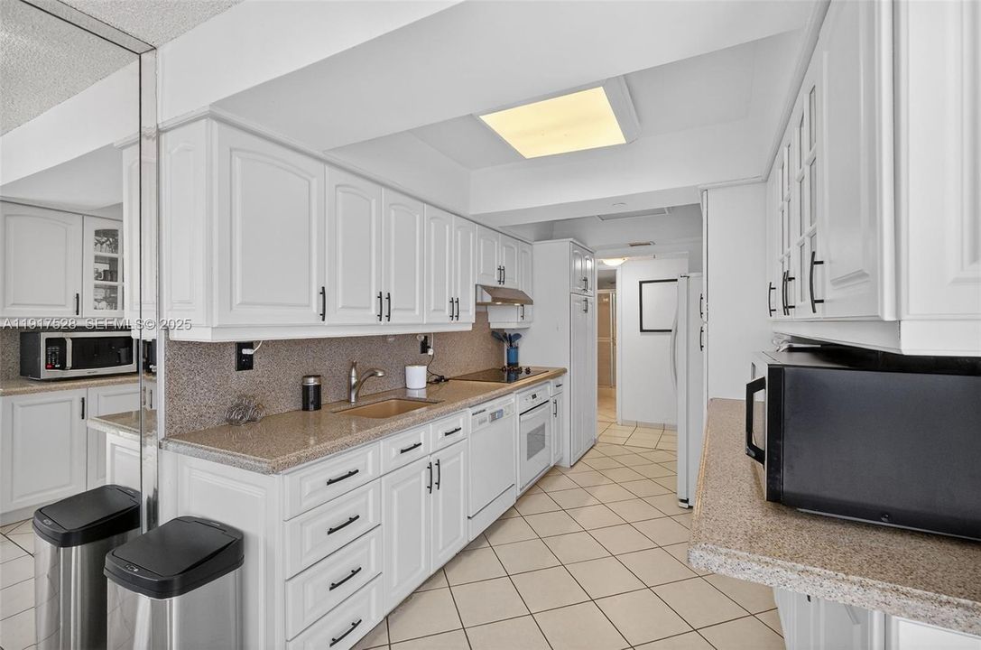 Recently Rented: $3,900 (2 beds, 2 baths, 1368 Square Feet)